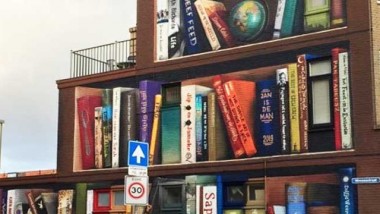  Artista transforma prédio em uma estante de livros gigante