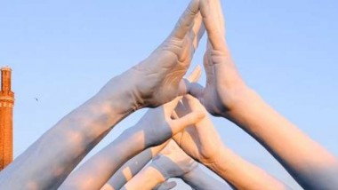 Mãos gigantes foram construídas em Veneza como símbolo de união
