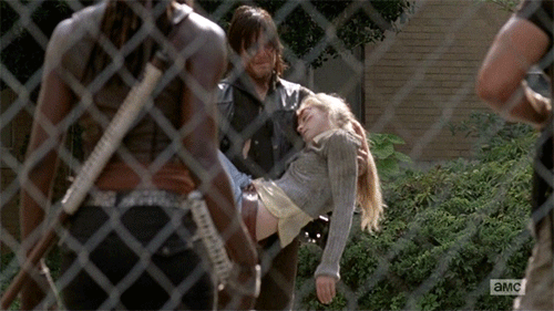 Daryl carregando Beth