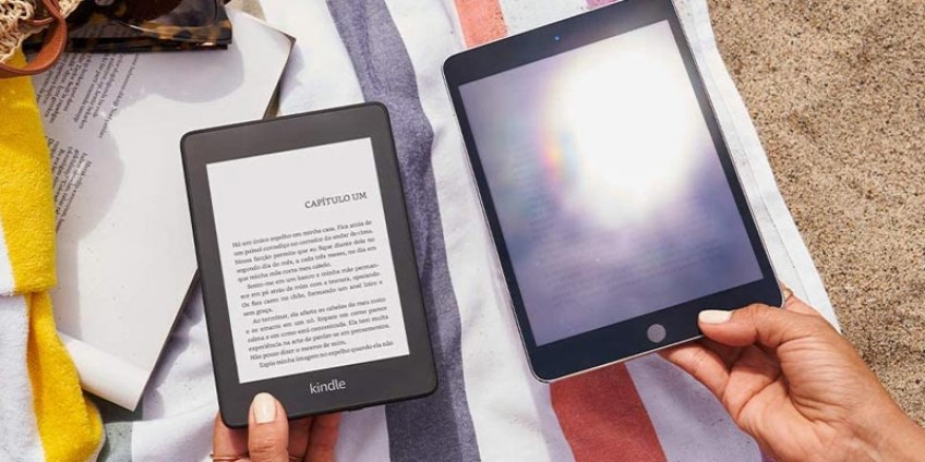Tela do Kindle sem reflexo comparada com um tablet