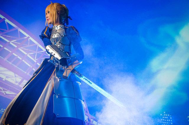 Cosplay da Saber do anime Fate/Stay Night com Video Mapping
