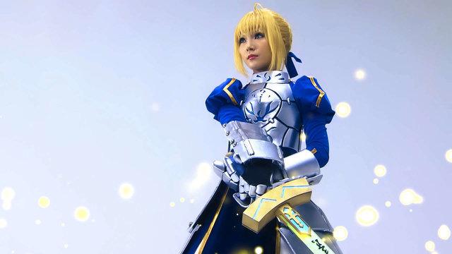Cosplay da Saber do anime Fate/Stay Night com Video Mapping