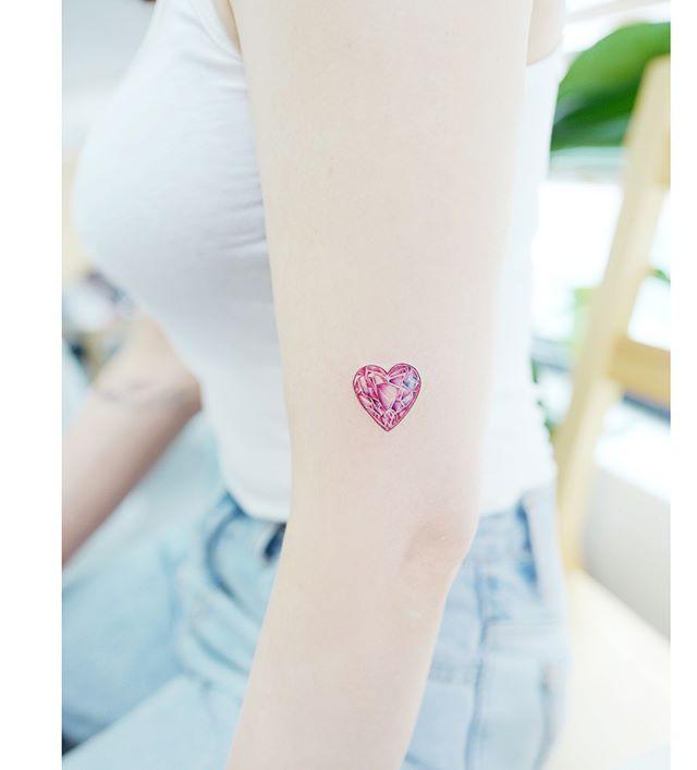 Tatuagem CoraÃ§Ã£o de Cristal feminina e minimalista.