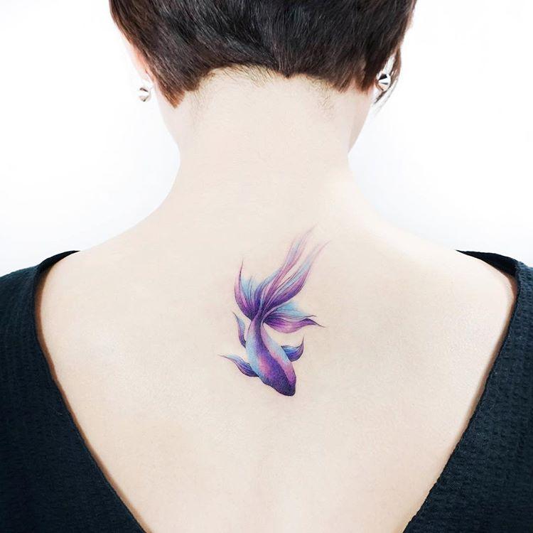Tatuagem feminina e minimalista de peixe.