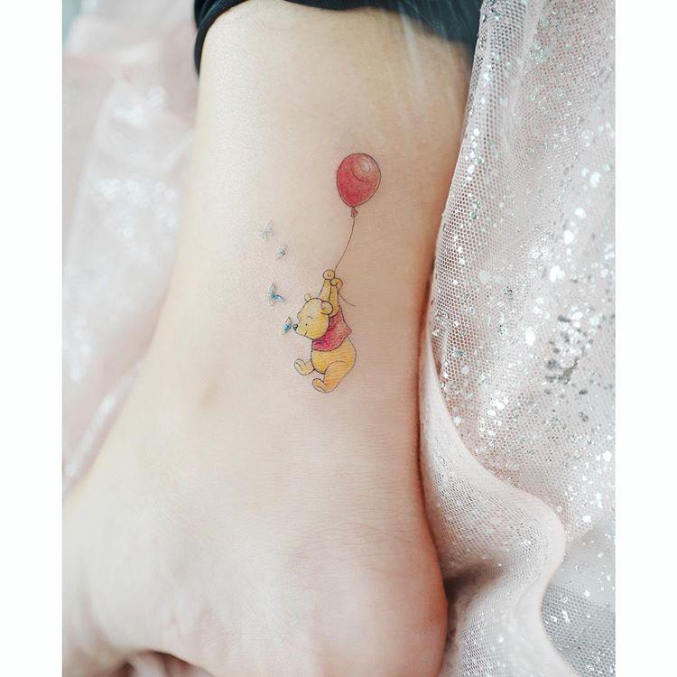 Tatuagem Ursinho Pooh feminina e minimalista.