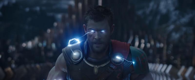 Thor com raios nos olhos.
