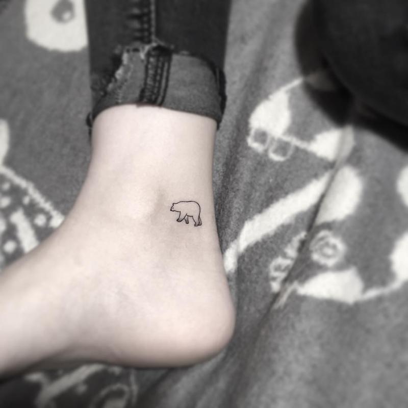 Tatuagem feminina e minimalista de urso. Tiny bear tattoo